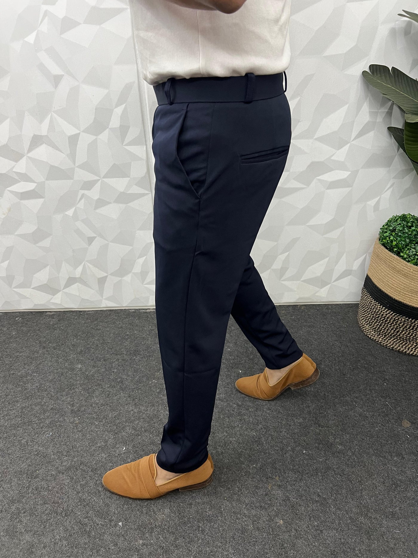 Peanut fabric ankle trouser ( Navy blue )
